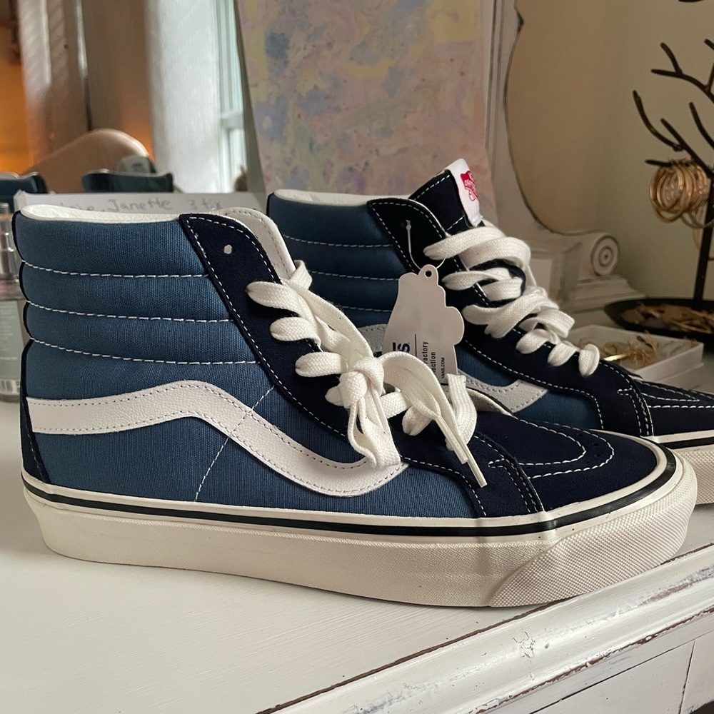 Vans hi tops men’s 8.5 or women’s 10